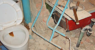 Профессиональный демонтаж перегородки ванной и туалета в Топках - от 576 рублей